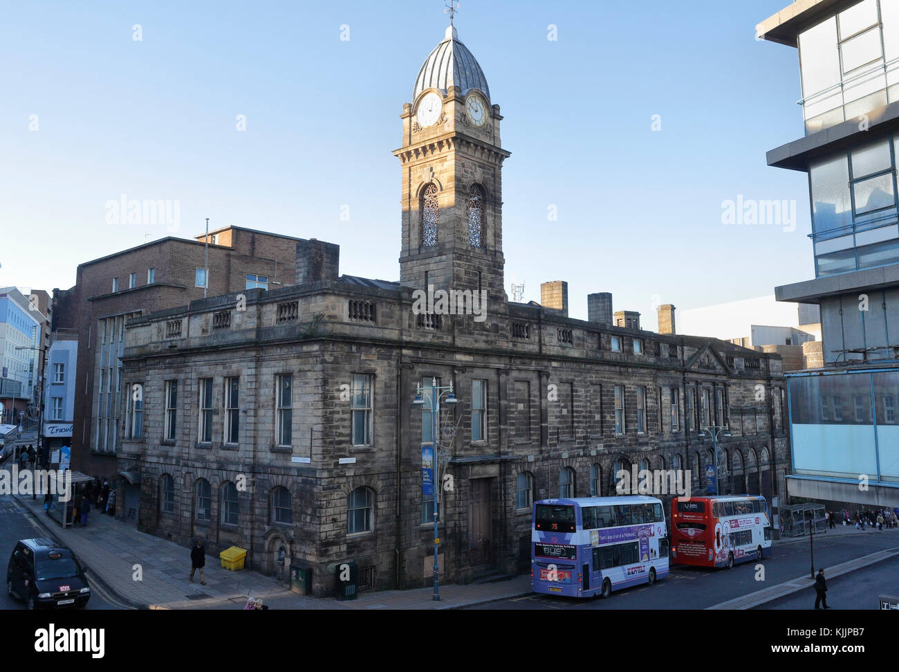 Das alte Rathaus im Stadtzentrum von Sheffield, England, ist ein denkmalgeschütztes Gebäude mit Uhrenturm Stockfoto