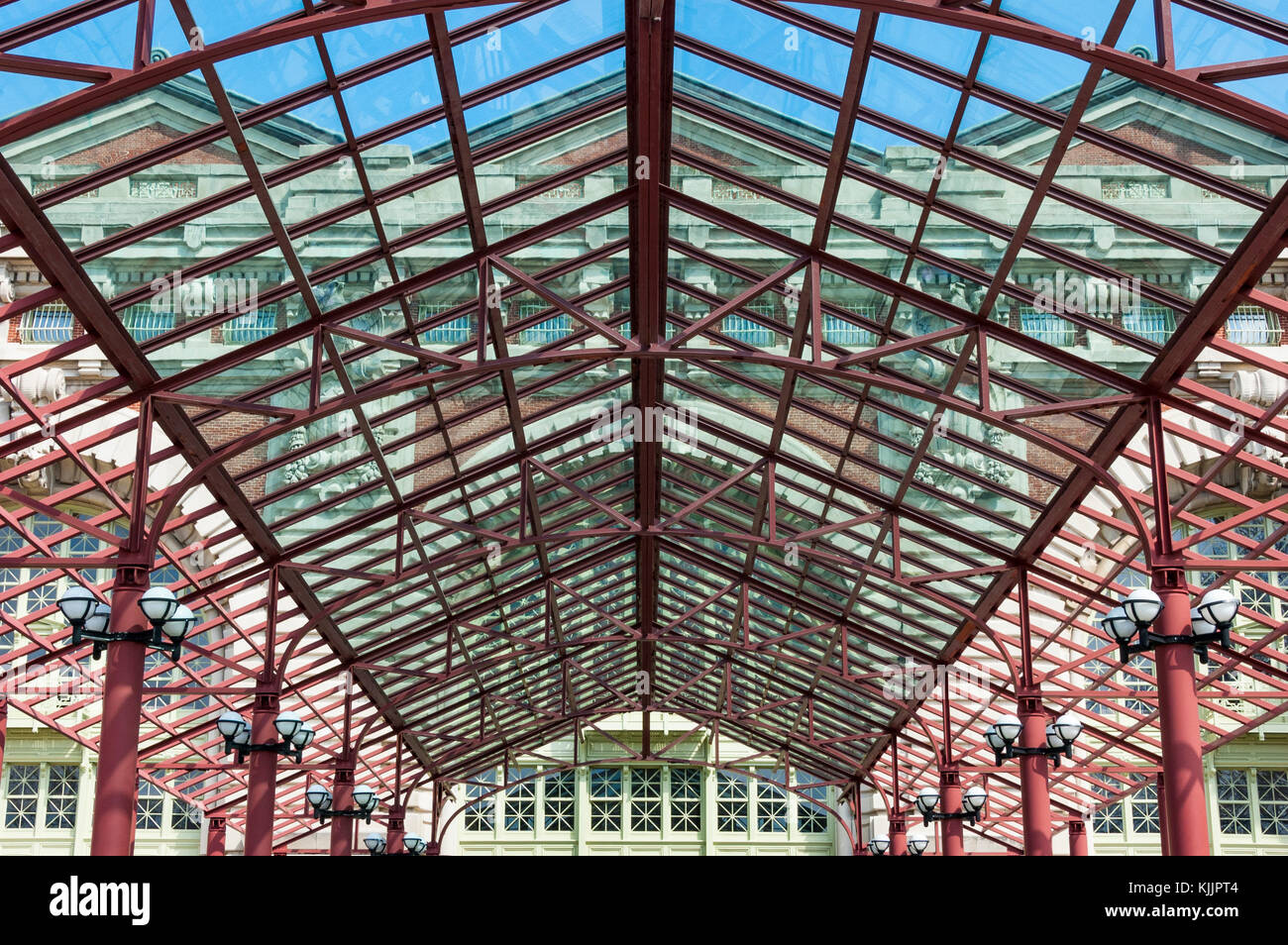Äußere Glas Vordach am Eingang von Ellis Island Immigration Museum, Ellis Island National Park, New York City, New York, NY, USA. Stockfoto