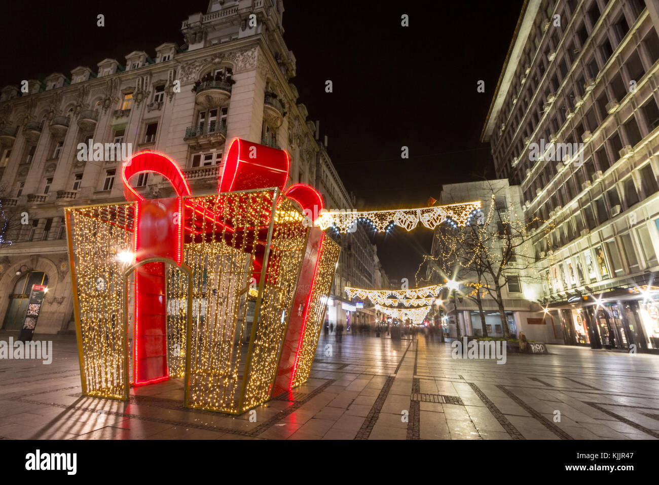 Belgrad, Serbien - November 19, 2017: riesige Geschenkverpackung als wichtigste Weihnachten Dekoration auf der Straße Kneza mihailova verwendet, Main Street von Belgrad, beleuchtete f Stockfoto