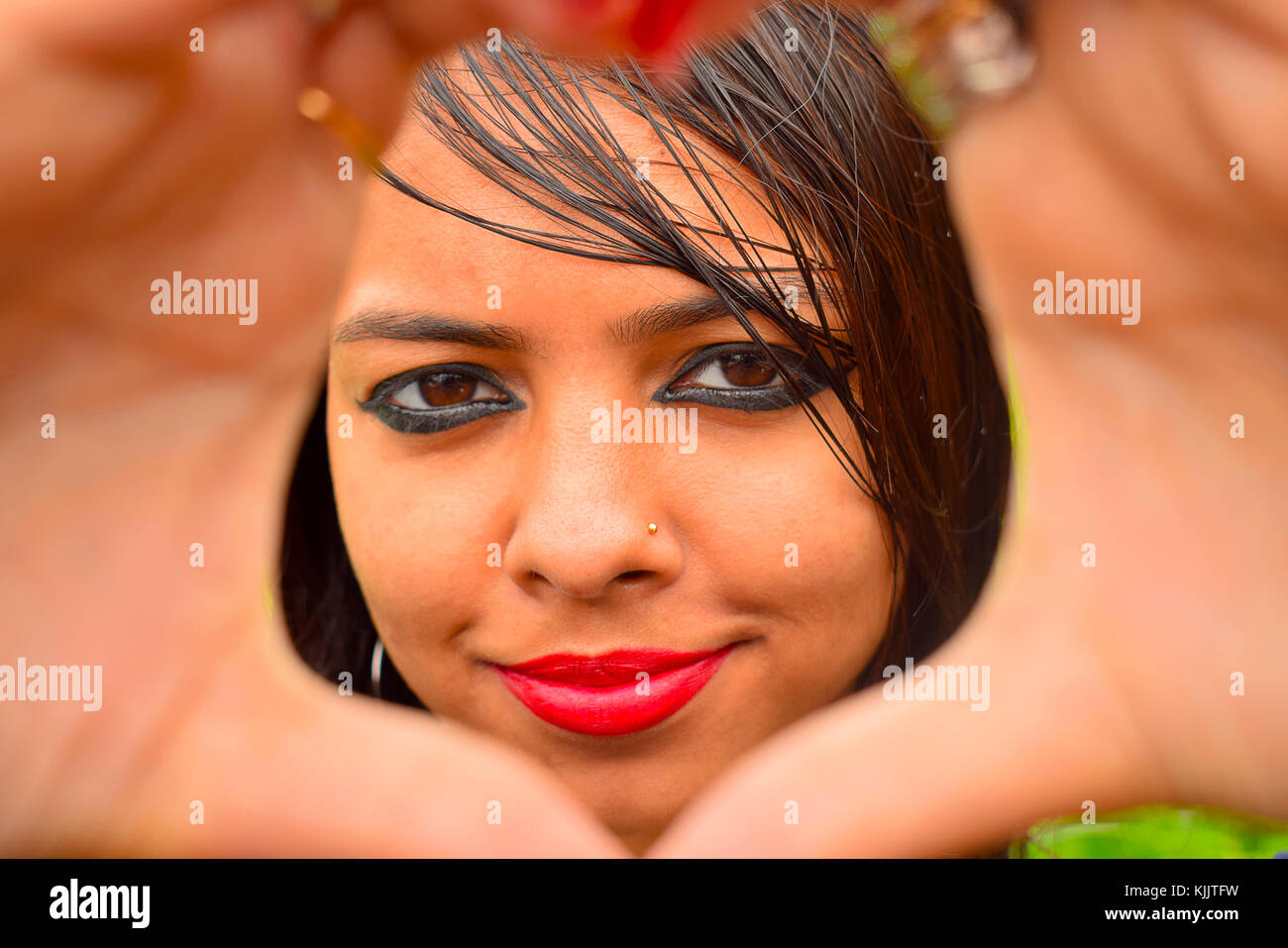 Indisches Mädchen mit Kamera, Pune, Maharashtra. Stockfoto