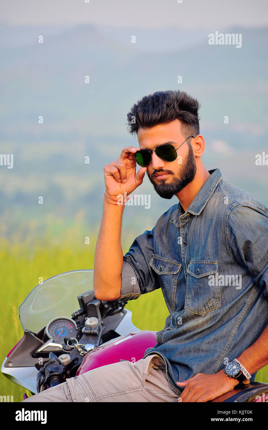 Indischer Junge posiert mit Motorrad, Pune, Maharashtra. Stockfoto