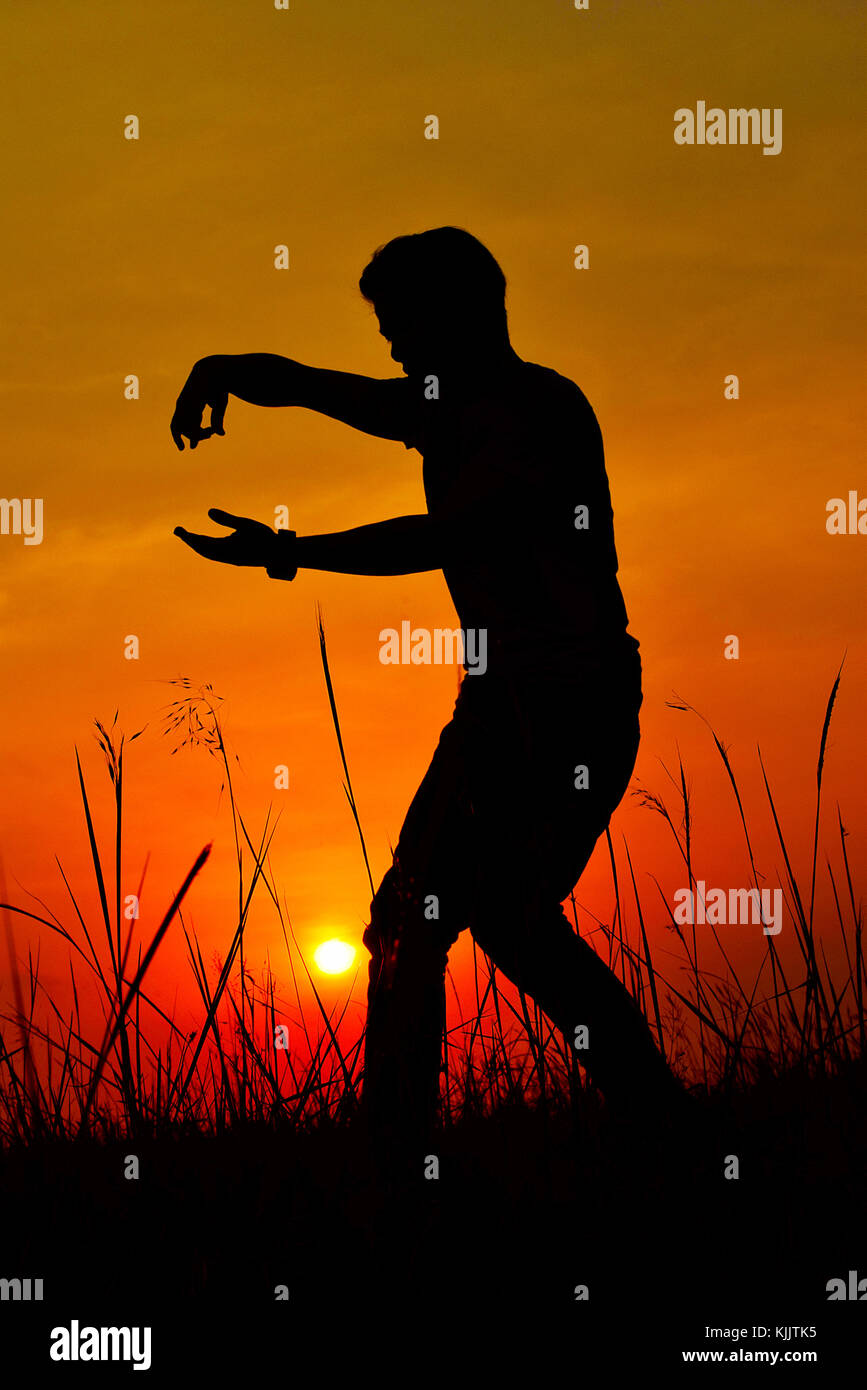 Silhouette eines Hip Hop Tänzer posiert in der Nähe Berg bei Sonnenuntergang, Pune, Maharashtra. Stockfoto