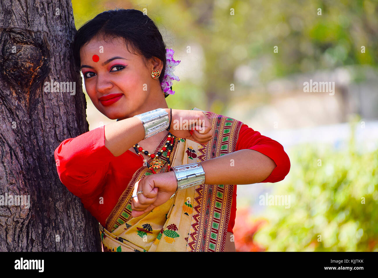 Assamesisch Mädchen in traditionellen Trachten posieren. Bihu Tanz, Pune, Maharashtra. Stockfoto