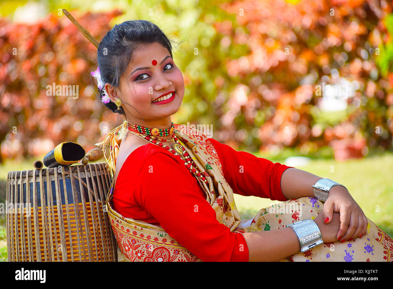 Assamesisch Mädchen in traditioneller Kleidung mit einem Dhol (Trommel), Pune, Maharashtra posieren. Stockfoto