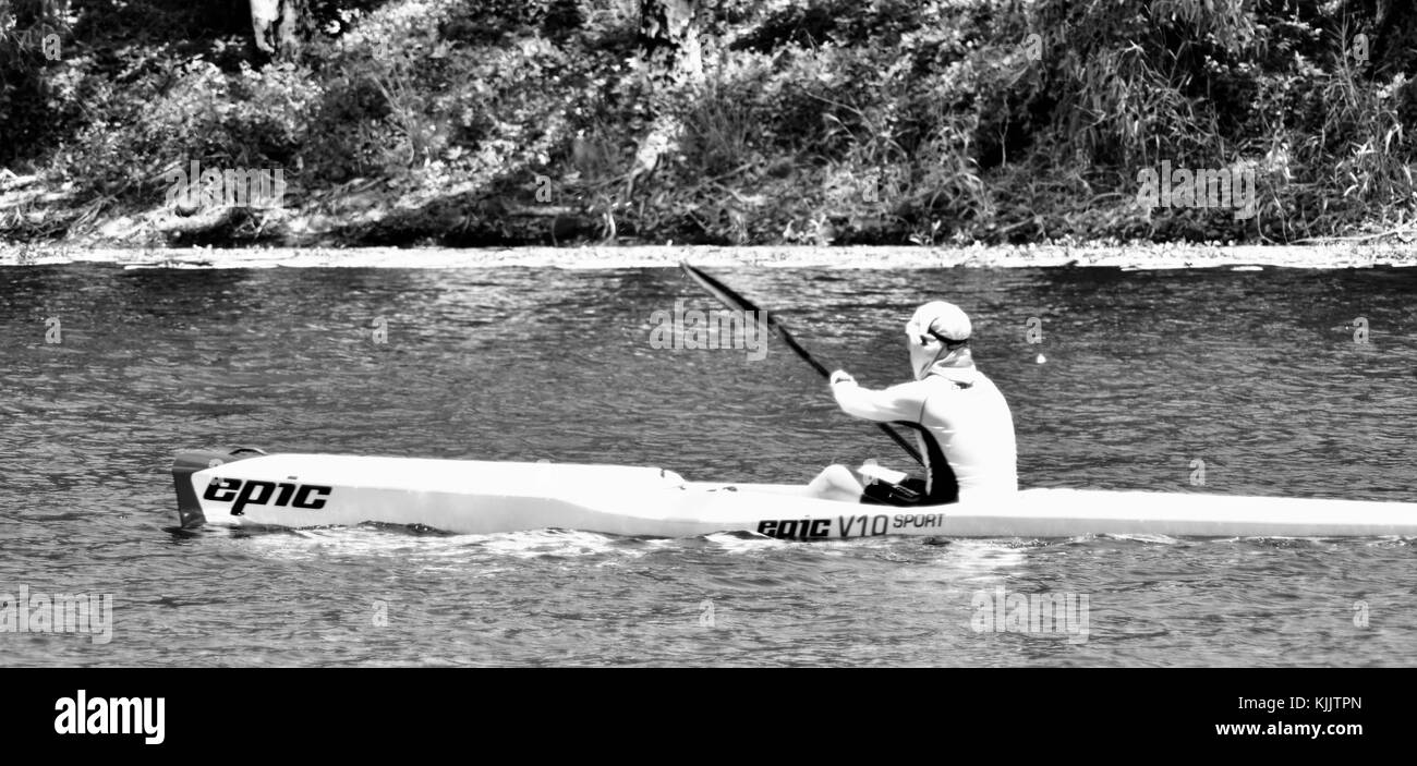 Person, die mittags in einem Kajak auf dem Ross River, Townsville, Queensland, Australien paddelt Stockfoto