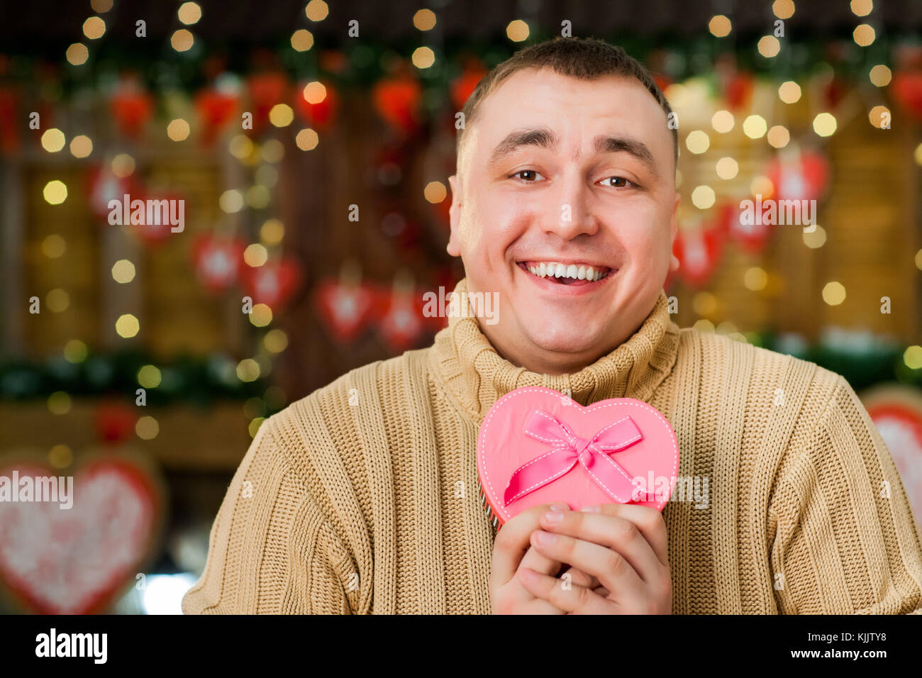 Schöner Junge feiern Valentinstag Stockfoto