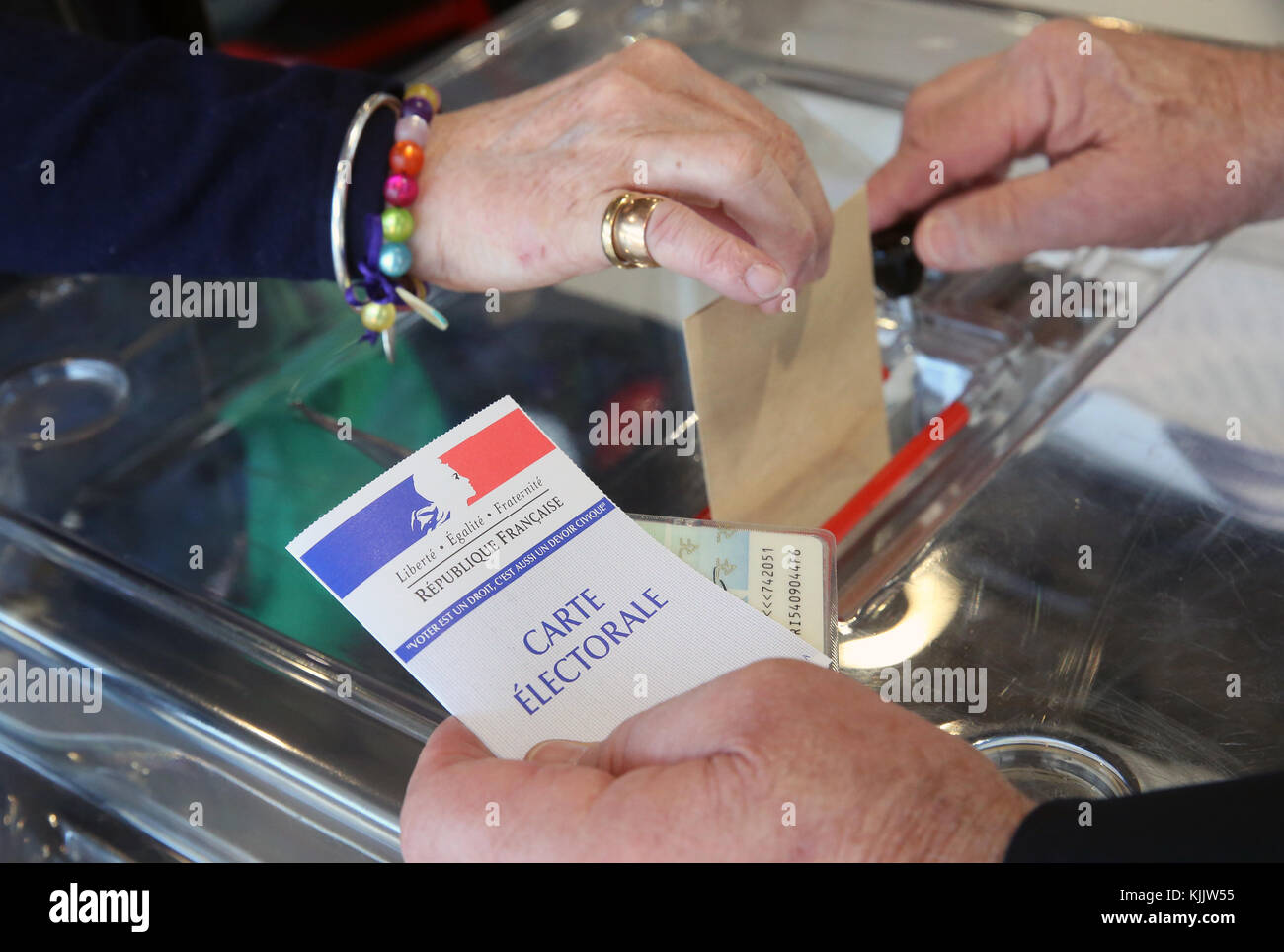 Wahlkabine in Frankreich. Hand fallenlassen Stimmzettel. Frankreich. Stockfoto