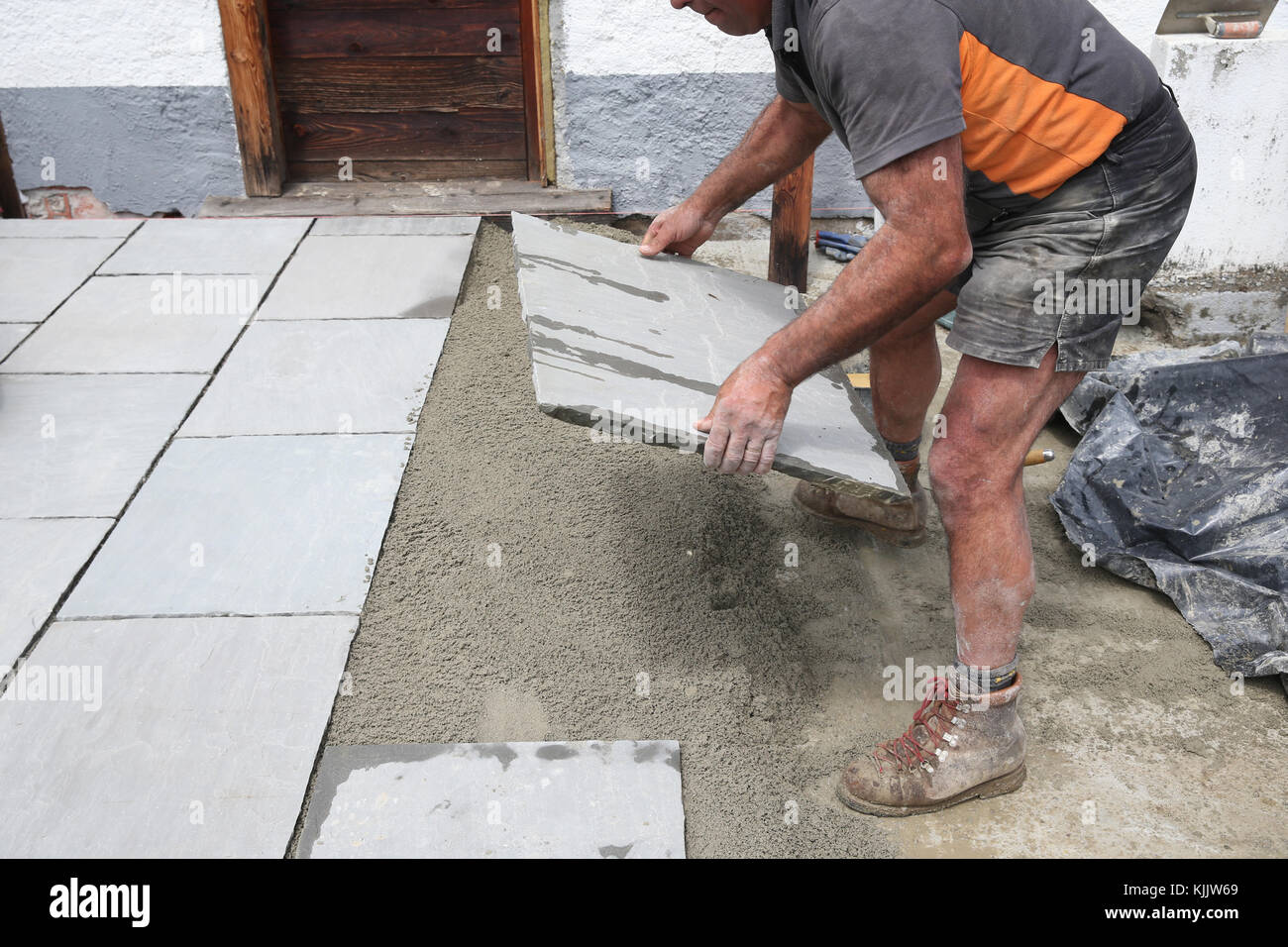 Baustelle. Mason mit dekorativen Natursteinen. Frankreich. Stockfoto