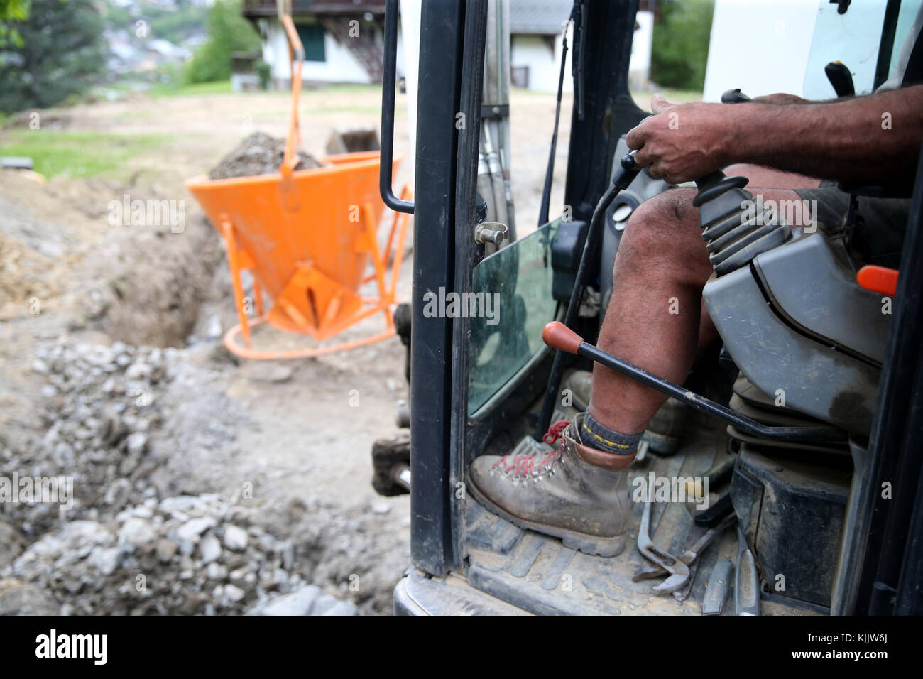 Baustelle. Mechanische Bagger bei der Arbeit in einem Garten. Frankreich. Stockfoto