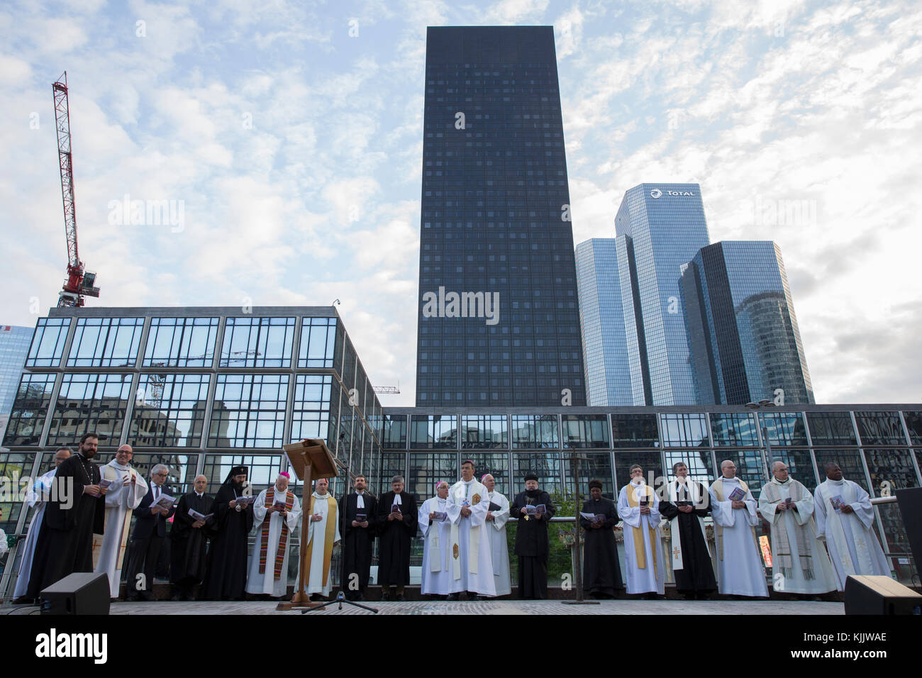 Ökumenischen Gebetstreffen in der Morgendämmerung am Ostersonntag in Paris-La Defence, Frankreich. Stockfoto