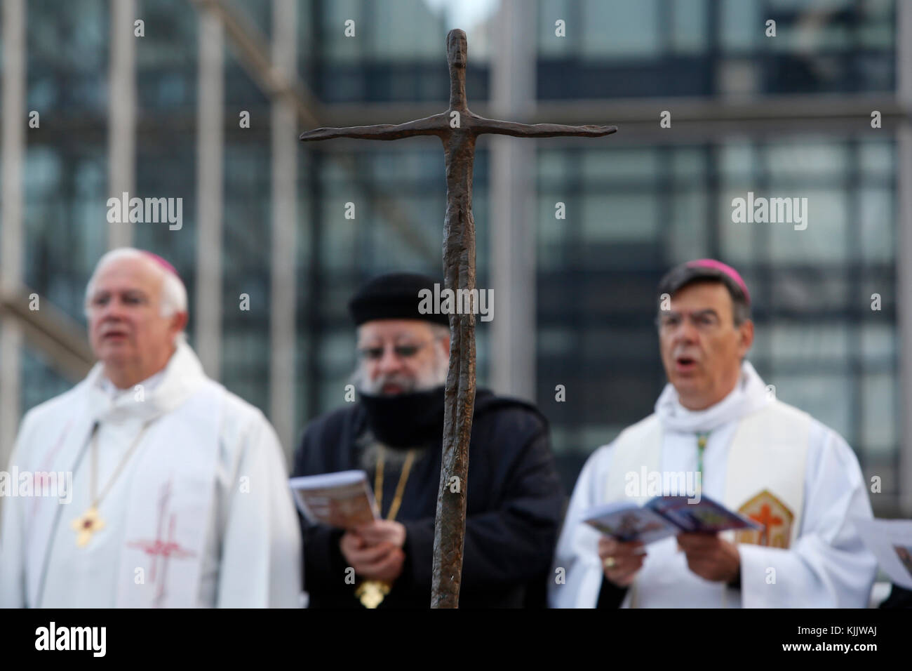 Ökumenischen Gebetstreffen in der Morgendämmerung am Ostersonntag in Paris-La Defence, Frankreich. Stockfoto