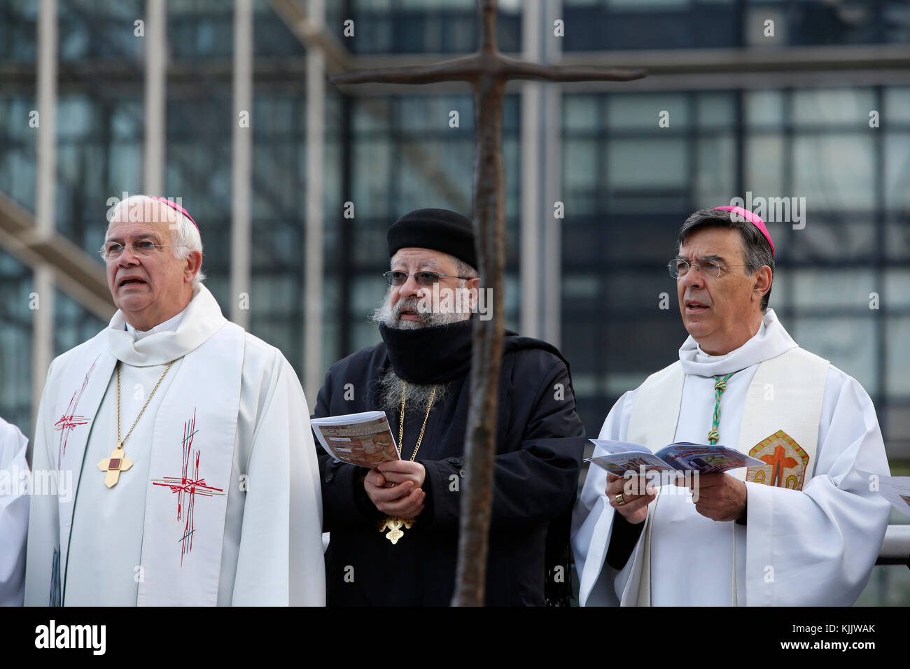 Ökumenischen Gebetstreffen in der Morgendämmerung am Ostersonntag in Paris-La Defence, Frankreich. Stockfoto