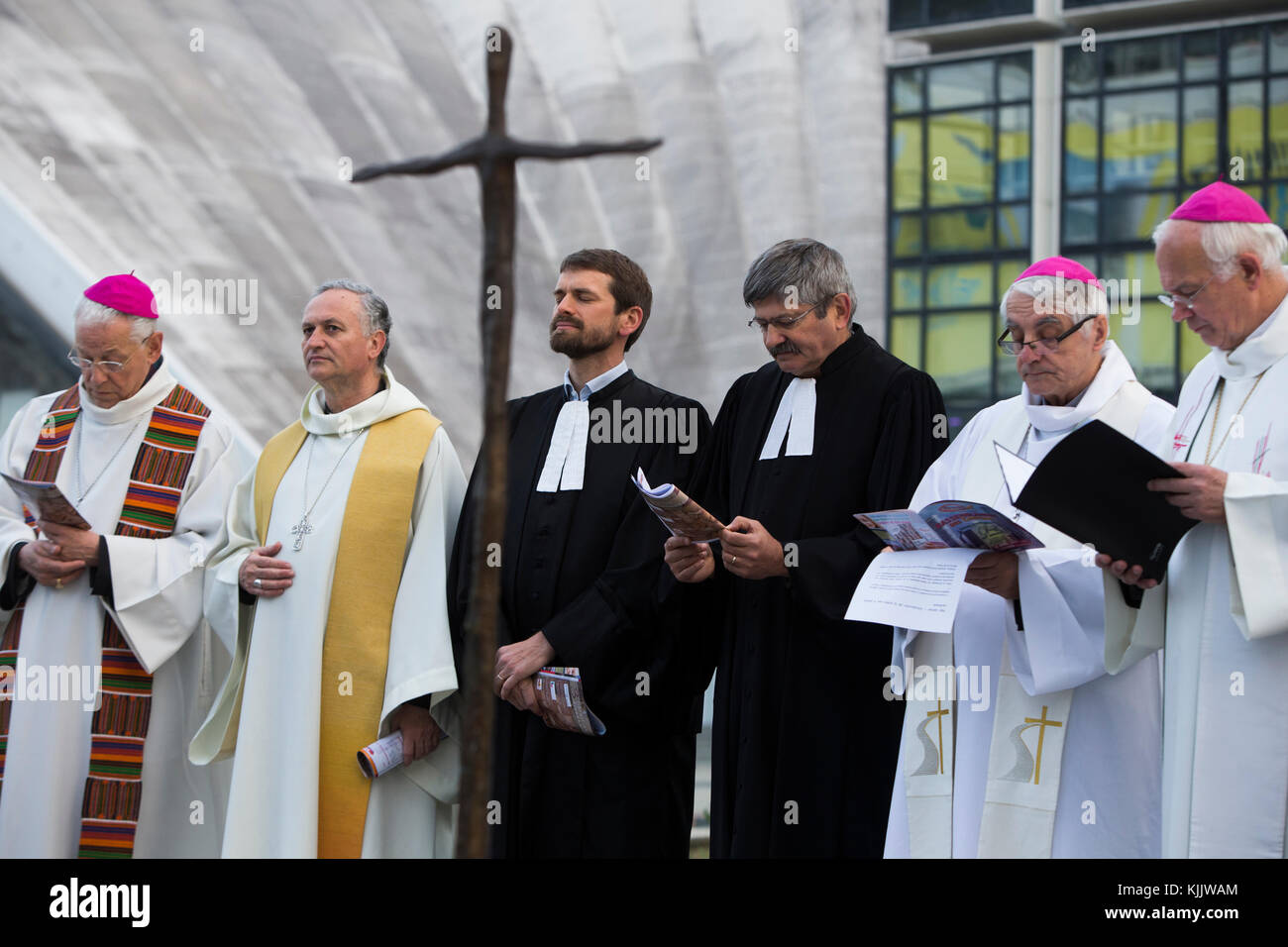 Ökumenischen Gebetstreffen in der Morgendämmerung am Ostersonntag in Paris-La Defence, Frankreich. Stockfoto