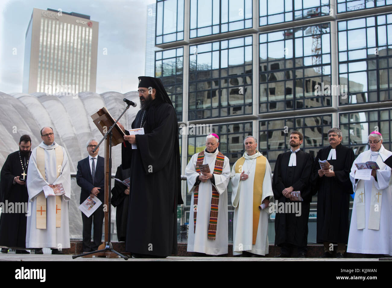 Ökumenischen Gebetstreffen in der Morgendämmerung am Ostersonntag in Paris-La Defence, Frankreich. Stockfoto