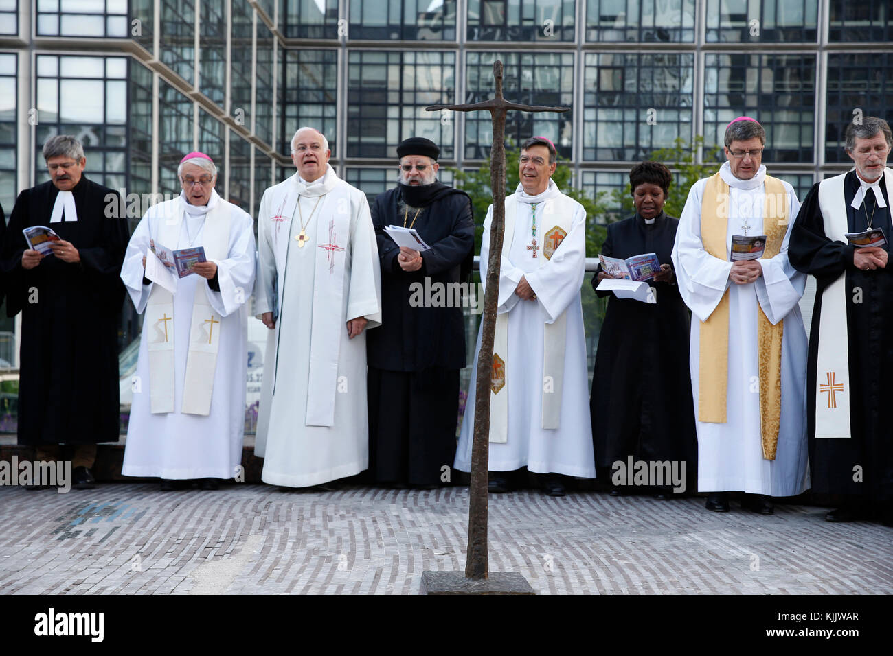 Ökumenischen Gebetstreffen in der Morgendämmerung am Ostersonntag in Paris-La Defence, Frankreich. Stockfoto