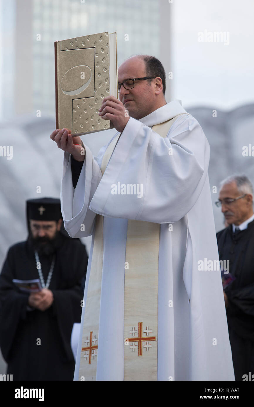 Ökumenischen Gebetstreffen in der Morgendämmerung am Ostersonntag in Paris-La Defence, Frankreich. Stockfoto