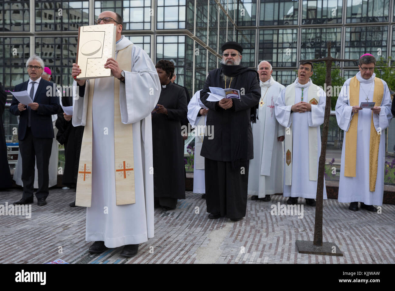 Ökumenischen Gebetstreffen in der Morgendämmerung am Ostersonntag in Paris-La Defence, Frankreich. Stockfoto