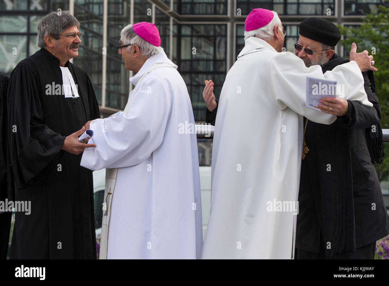 Ökumenischen Gebetstreffen in der Morgendämmerung am Ostersonntag in Paris-La Defence, Frankreich. Stockfoto