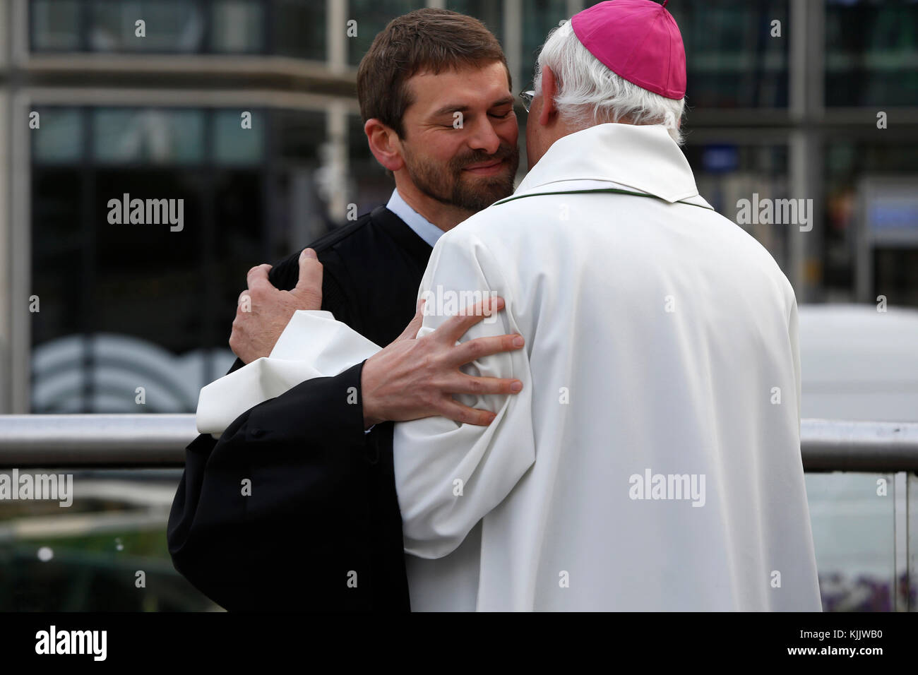 Ökumenischen Gebetstreffen in der Morgendämmerung am Ostersonntag in Paris-La Defence, Frankreich. Stockfoto