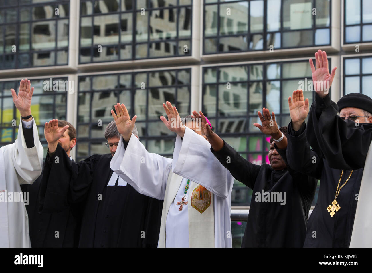 Ökumenischen Gebetstreffen in der Morgendämmerung am Ostersonntag in Paris-La Defence, Frankreich. Stockfoto