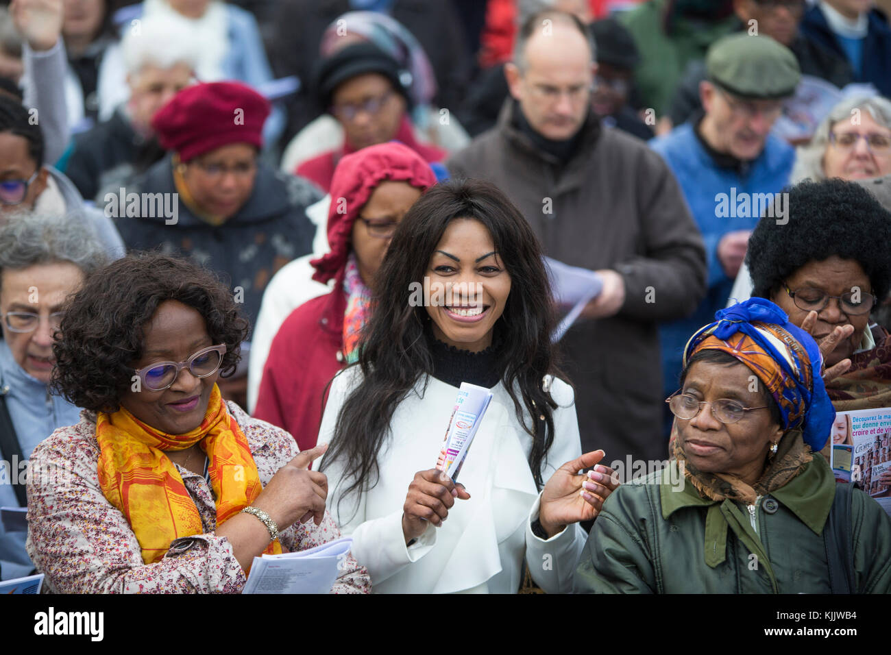 Ökumenischen Gebetstreffen in der Morgendämmerung am Ostersonntag in Paris-La Defence, Frankreich. Treu. Stockfoto