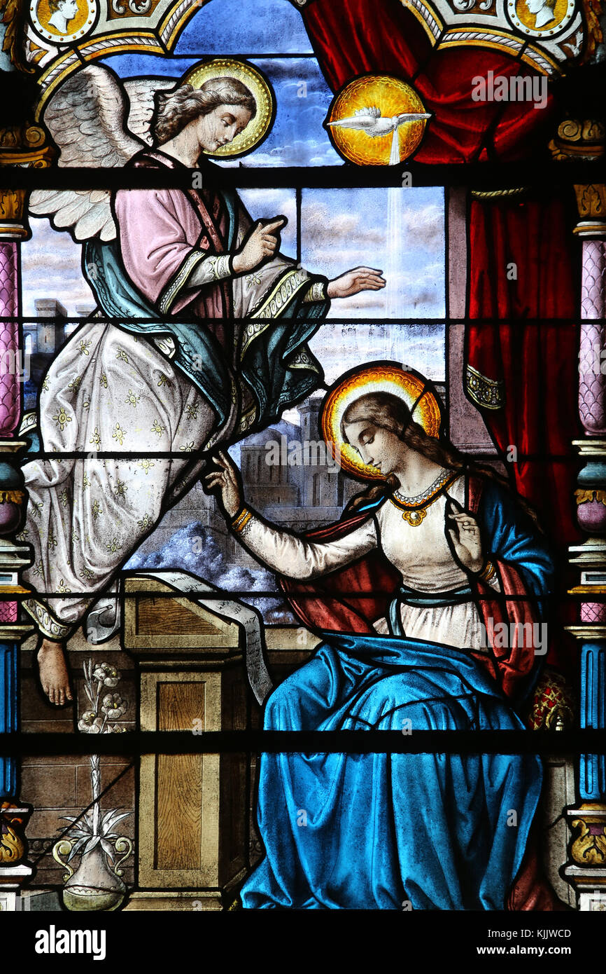 Saint Augustin Kirche, Deauville, Frankreich. Glasmalerei. Die Verkündigung. Stockfoto