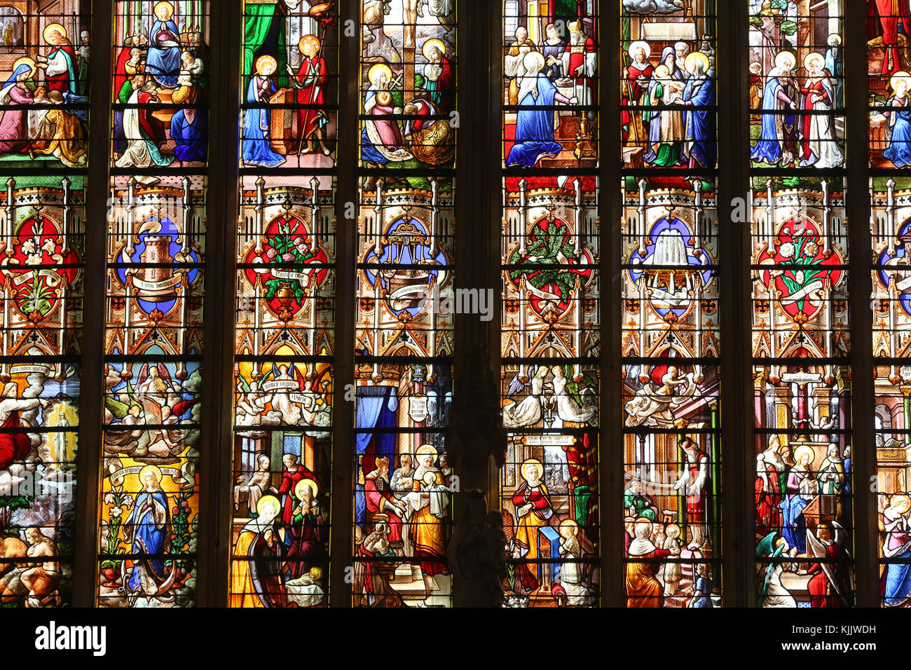 Die katholische Kirche St. Martin, Villers sur Mer, Frankreich. Glasmalerei. Stockfoto