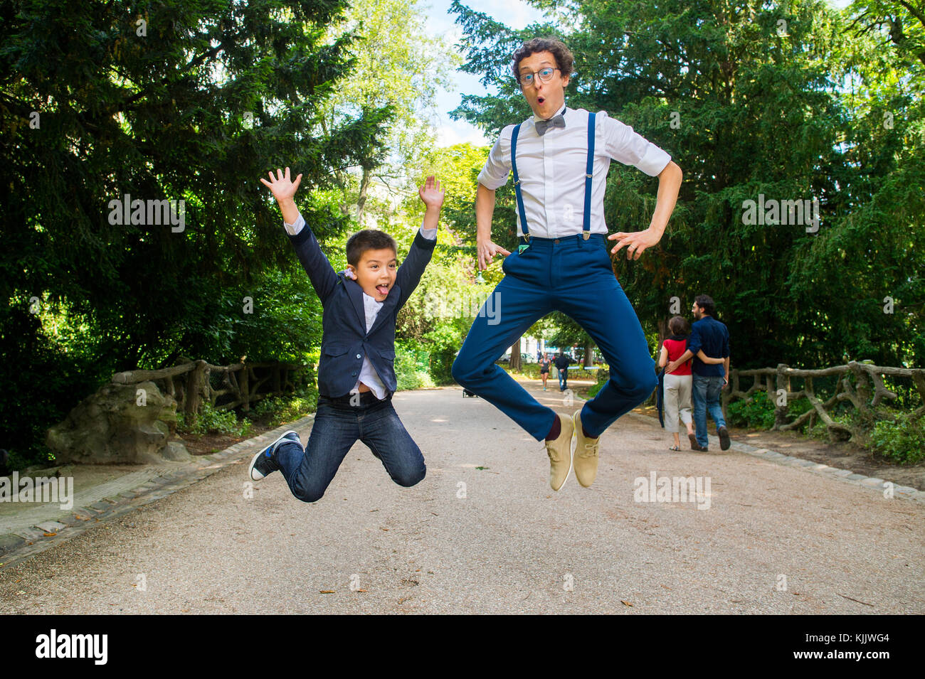 Brautpaar springen mit einem Jungen. Frankreich. Stockfoto