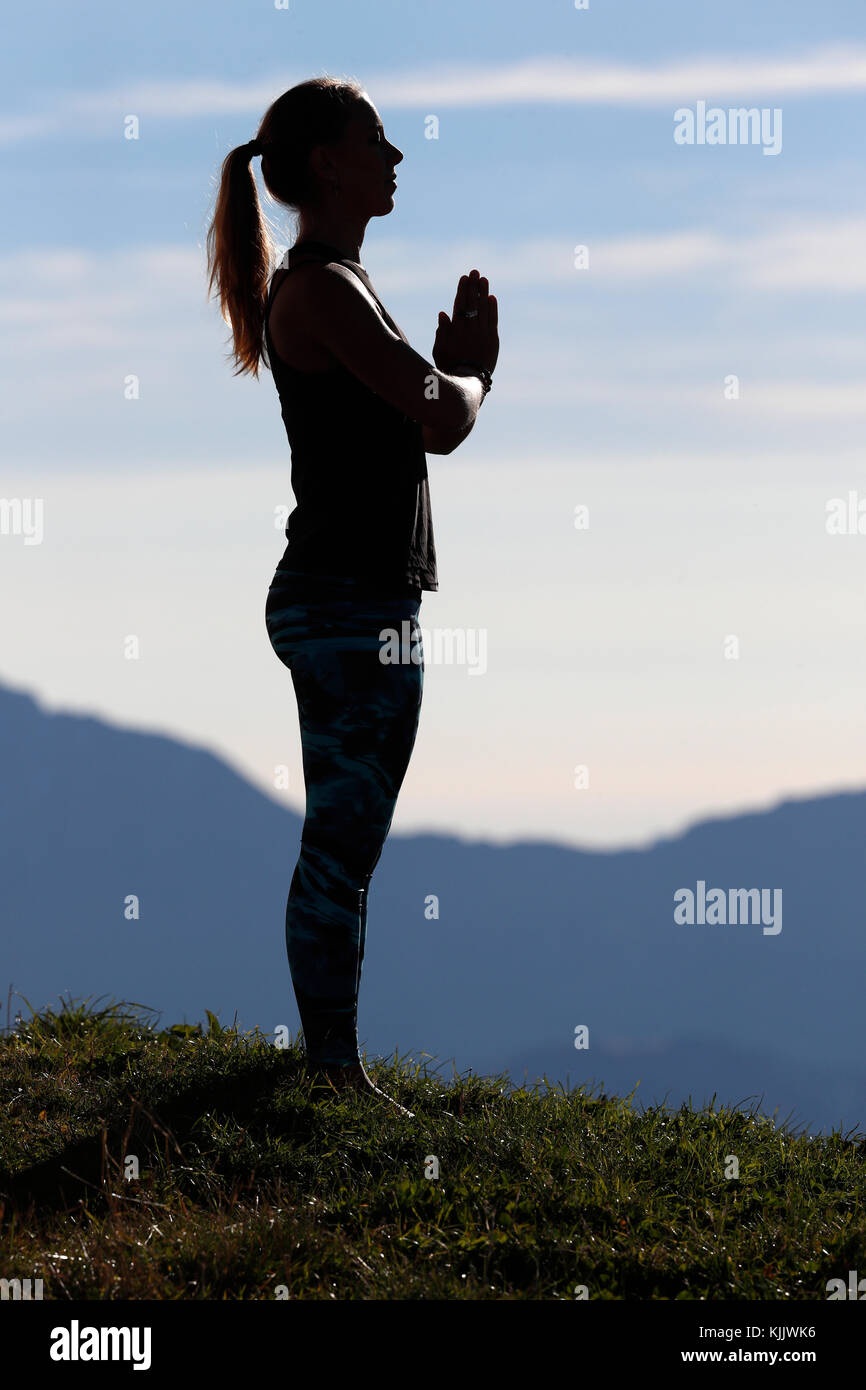 Eine Frau führt einen Hatha Yoga auf einem Berg dar. Die französischen Alpen. Frankreich. Stockfoto