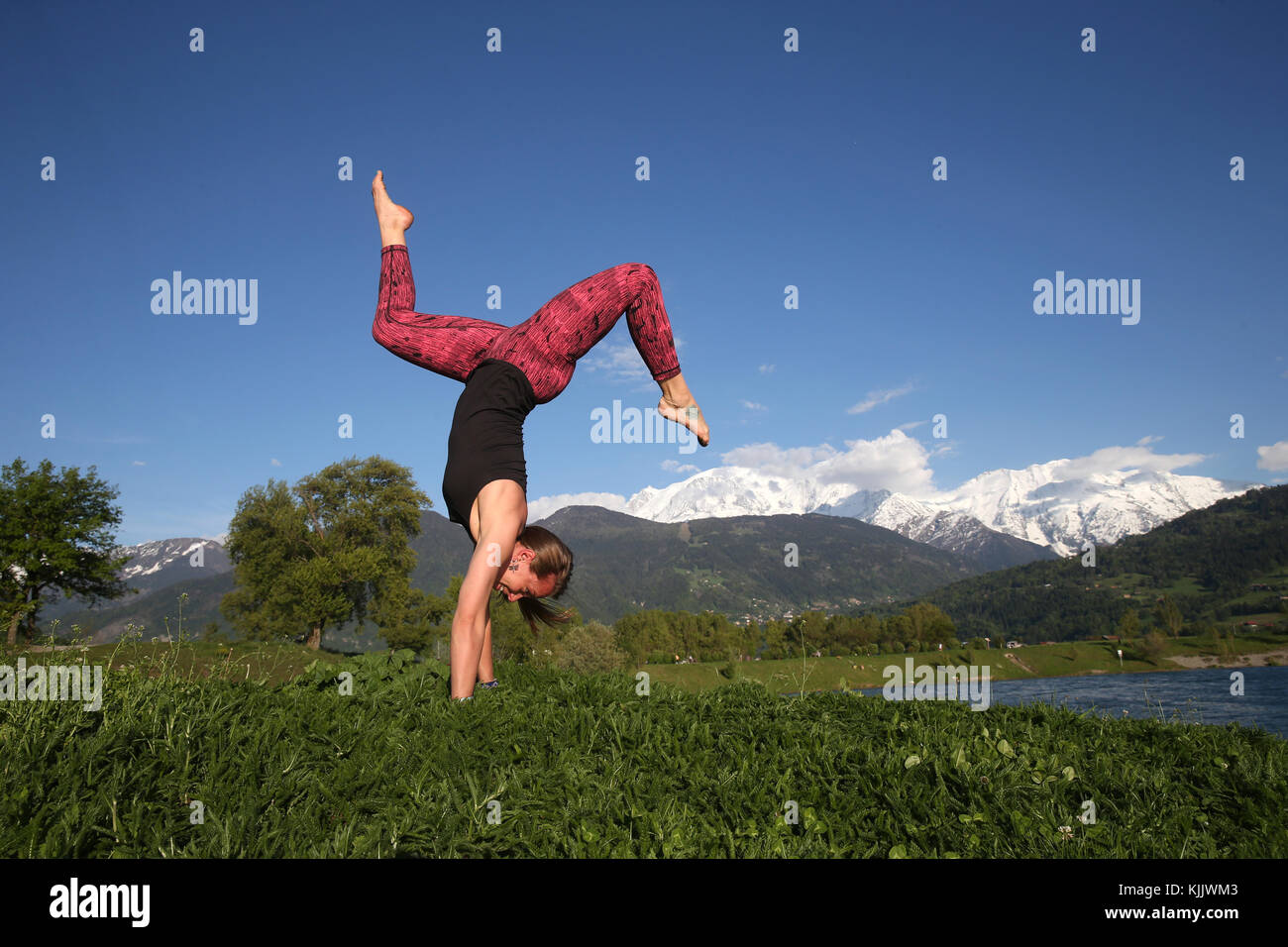 Die französischen Alpen. Mont-Blanc Massiv. Frau tun yoya Meditation auf Berg. Handstand mit Splits. Frankreich. Stockfoto