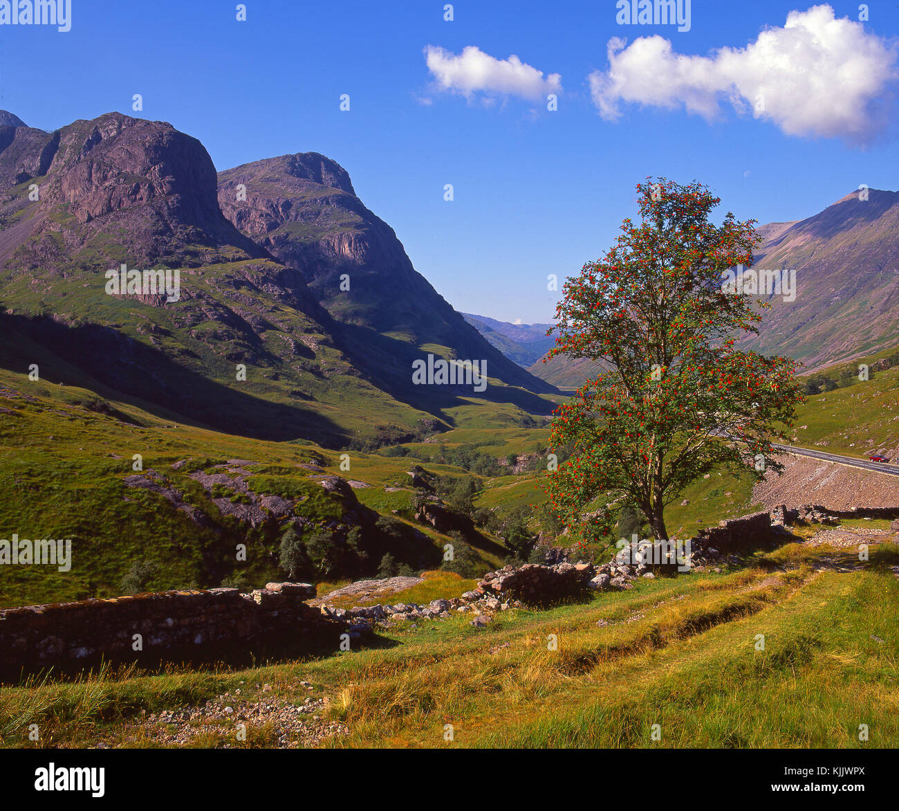 Herbst in den Pass von Glencoe mit den beiden Schwestern von Glencoe auf der linken Seite, vom Gipfel des Pass, Glencoe, West Highlands Stockfoto