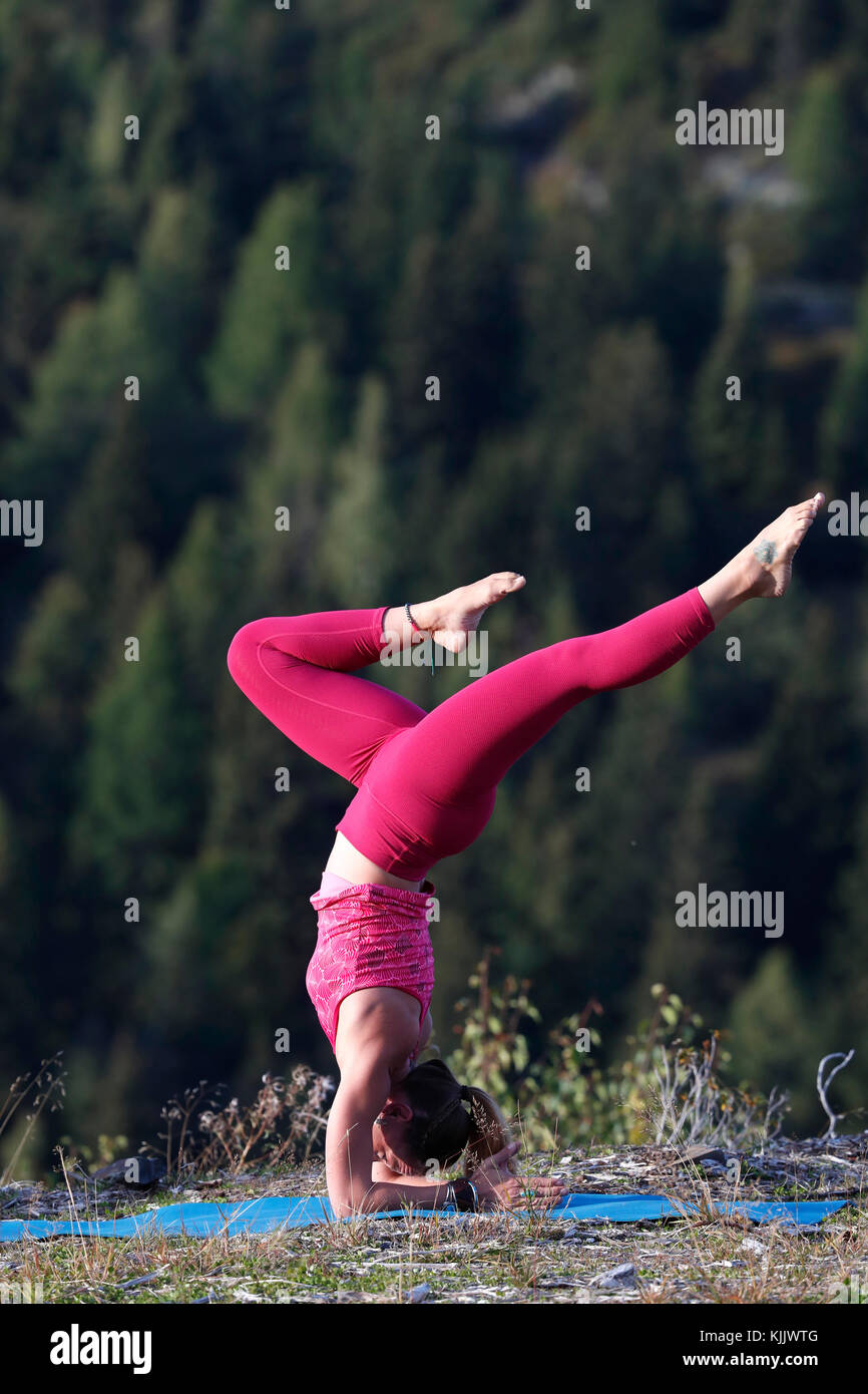 Frau Yoga und Meditation im Freien Handstand mit Splits. Saint-Gervais. Frankreich. Stockfoto