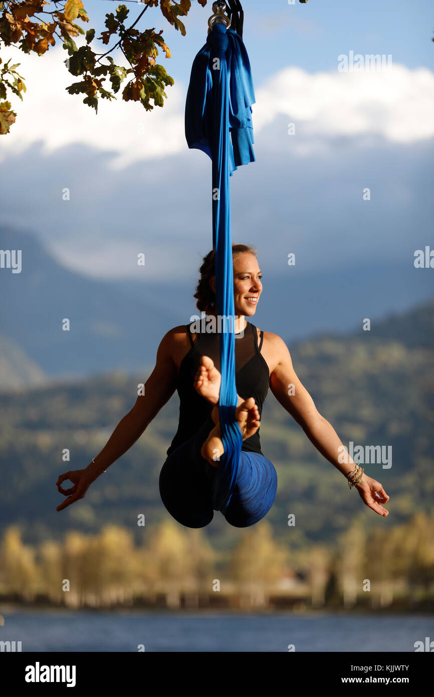 Frau tun Pose der Antenne Yoga mit Hängematte im Freien. Saint-Gervais. Frankreich. Stockfoto
