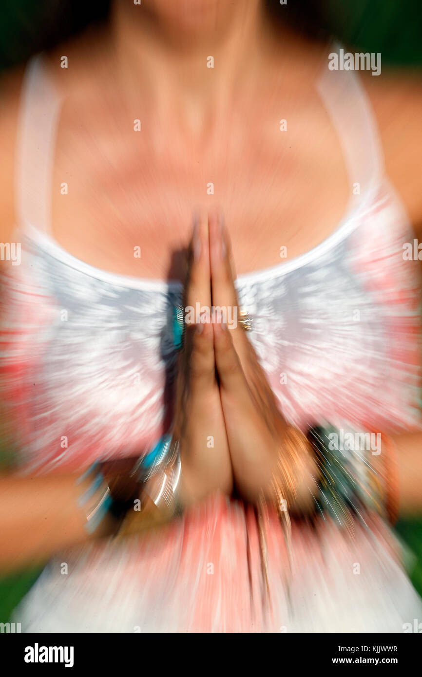 Nahaufnahme einer weiblichen Hand bildet eine Mudra Geste in Yoga und Meditation verwendet. Frankreich. Stockfoto