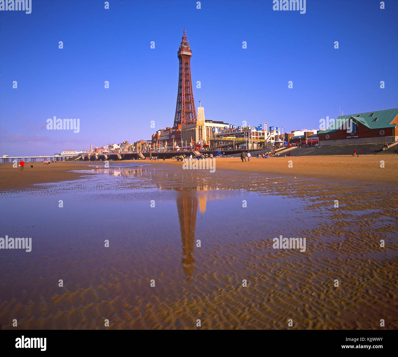 Blackpool Tower Reflexionen von den Strand, am frühen Morgen, Seebad Blackpool, Lancashire, England Stockfoto