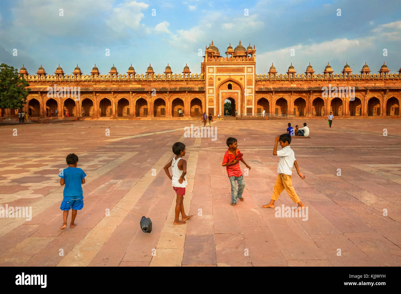 Kinder im Innenhof der Jama Masjid in Fatehpur Sikri, Indien spielen. Indien. Stockfoto