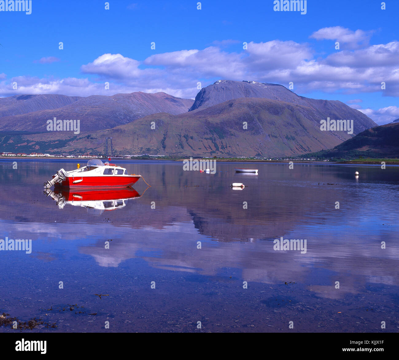 Friedliche Reflektionen des Ben Nevis in den ruhigen Wassern des Loch Linnhe von corpach gesehen, lochaber Region Stockfoto