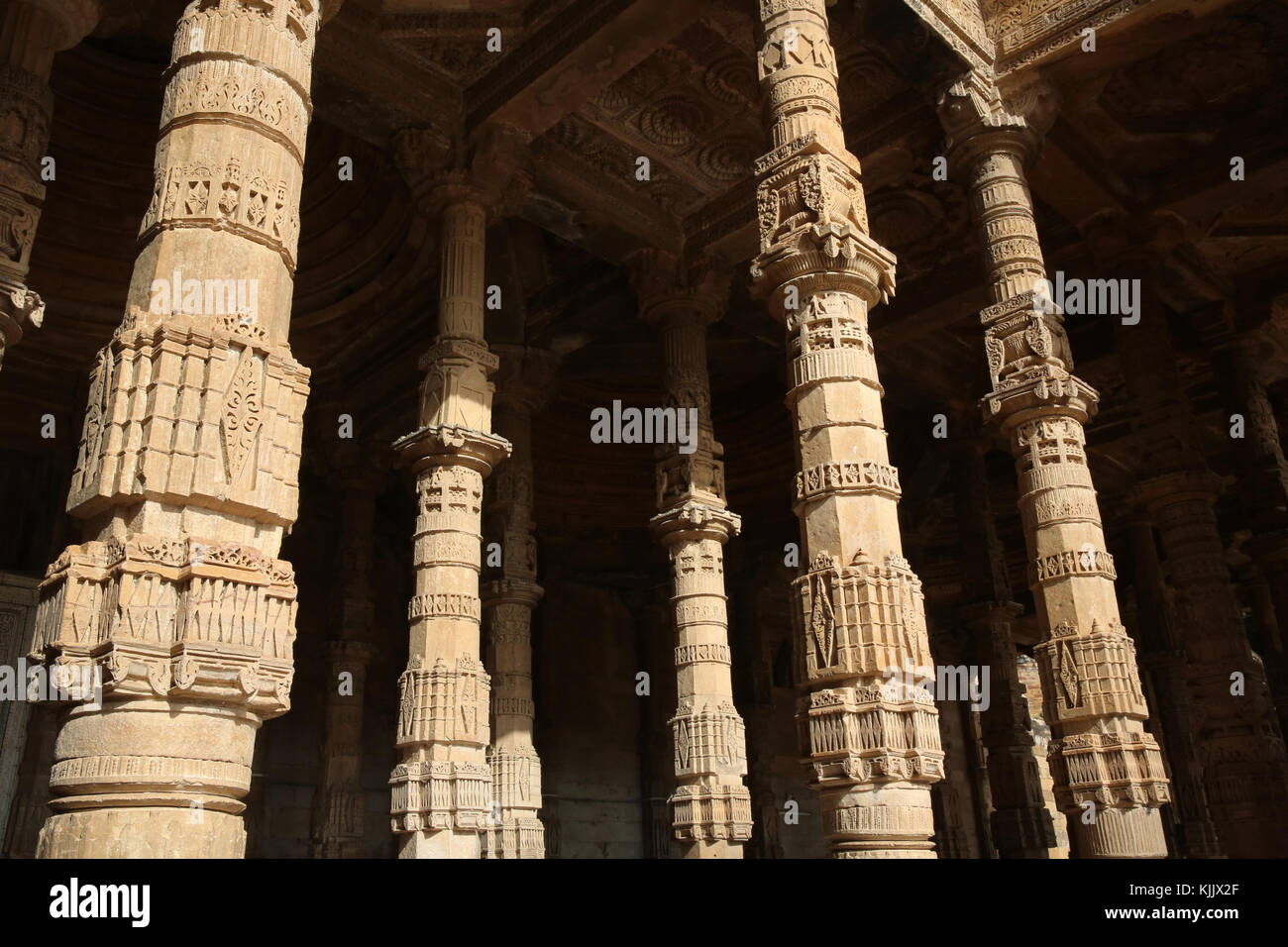 Säulen der Adhai-din-ka-jhonpra Moschee (wie die 2 1/2 Tag bekannte Halle im Zusammenhang mit der Legende, dass es in 2 1/2 Tagen gebaut), Ajmer, Rajasthan. Ind Stockfoto