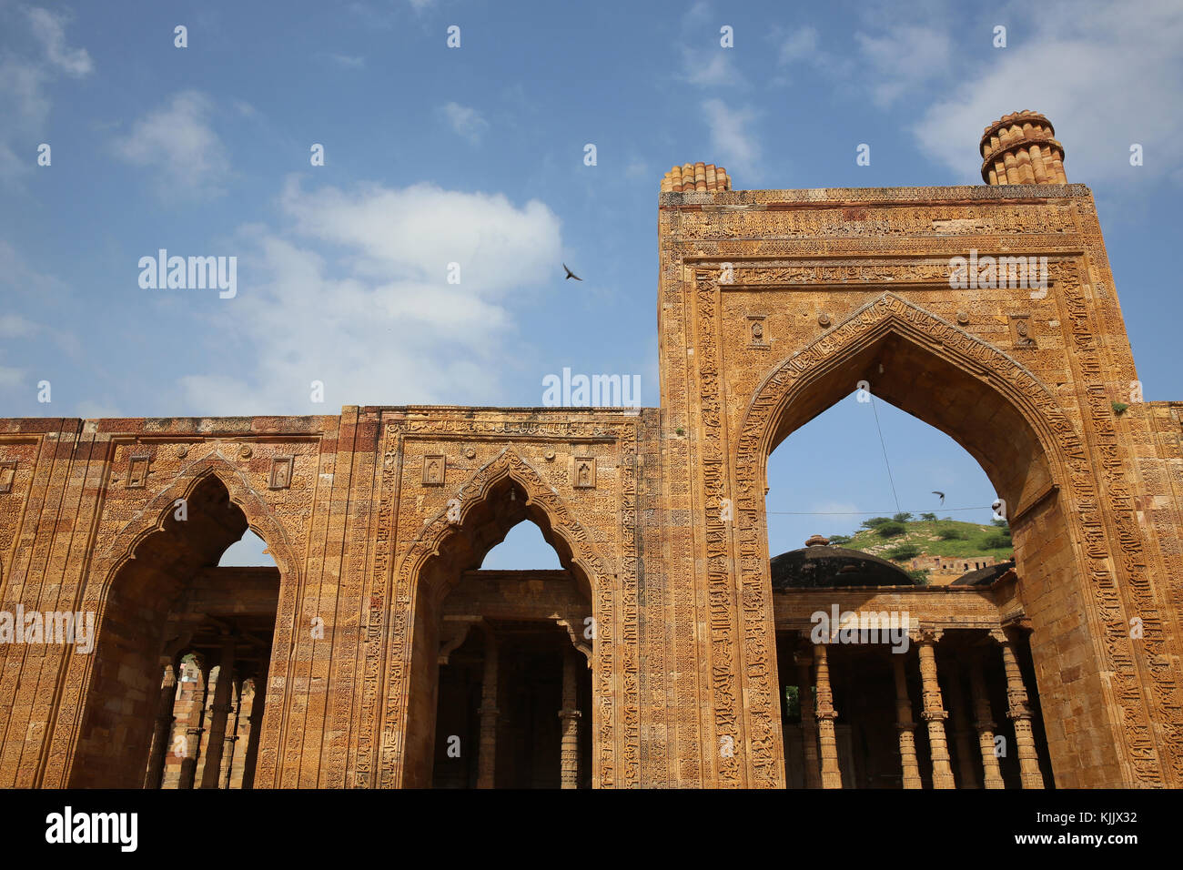 Ruinen von Adhai-din-ka-jhonpra Moschee (wie die 2 1/2 Tag bekannte Halle im Zusammenhang mit der Legende, dass es in 2 1/2 Tagen gebaut), Ajmer, Rajasthan. Indien. Stockfoto