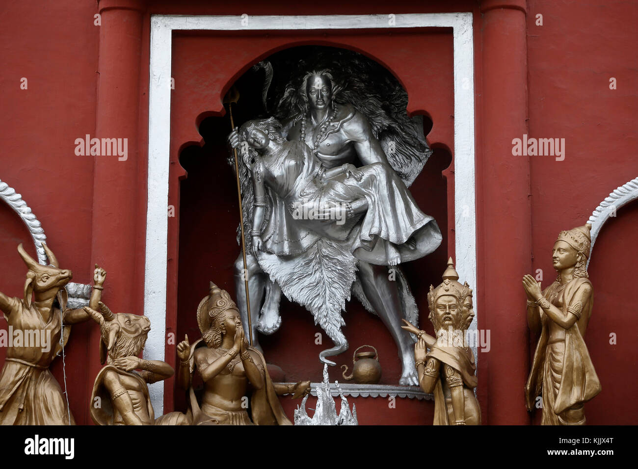 Gruppe von Statuen außerhalb einen hinduistischen Tempel. Die gerahmte ist Shiva Durchführung Sati. Delhi. Indien. Stockfoto