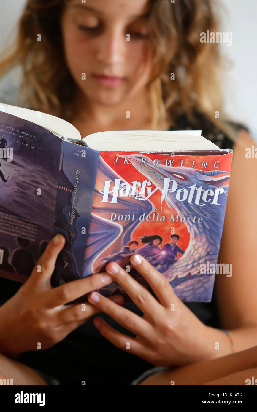 Teenager lesen Harry Potter. Stockfoto