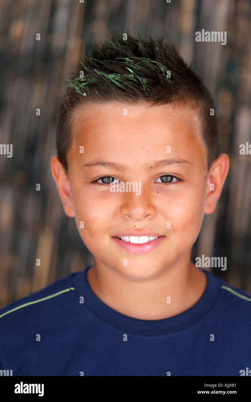 9-jähriger Junge mit grünen Haaren. Stockfoto