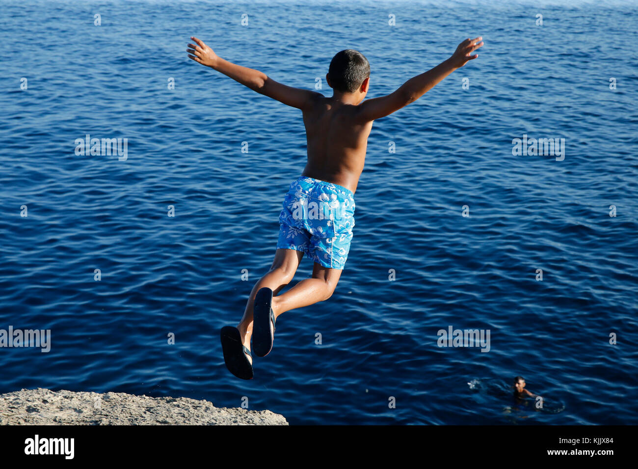 9-Year-Old Boy ins Meer tauchen. Stockfoto