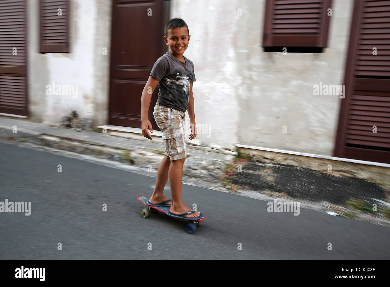 9-jähriger Junge auf einem Skateboard. Stockfoto