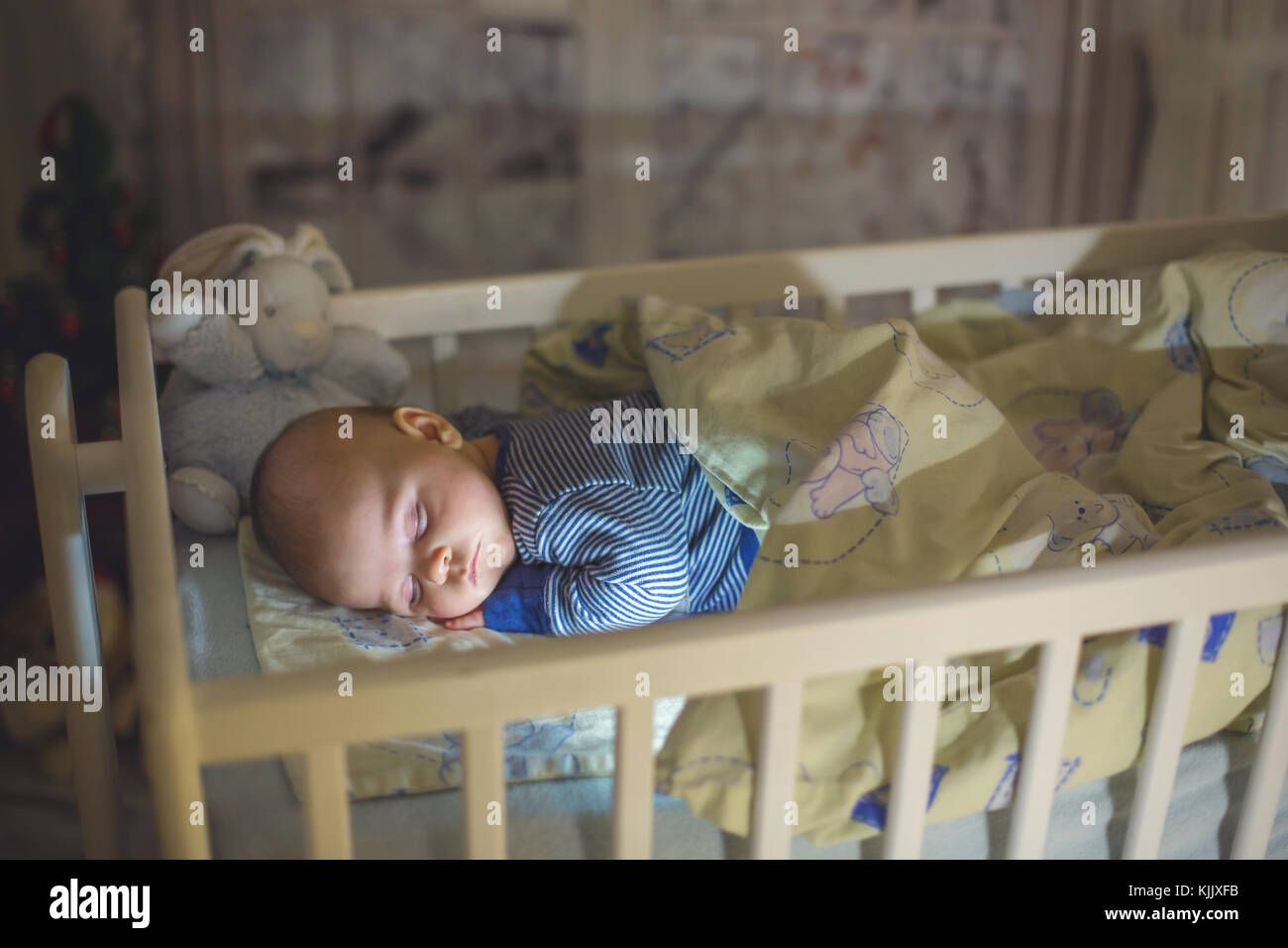 Adorable Newborn Baby Boy Schlafen In Der Krippe In Der Nacht Kleiner Junge In Blau Gestreiften Schlafanzug Ein Nickerchen In Dunklen Zimmer Weihnachten Dekoration Im Zimmer Stockfotografie Alamy