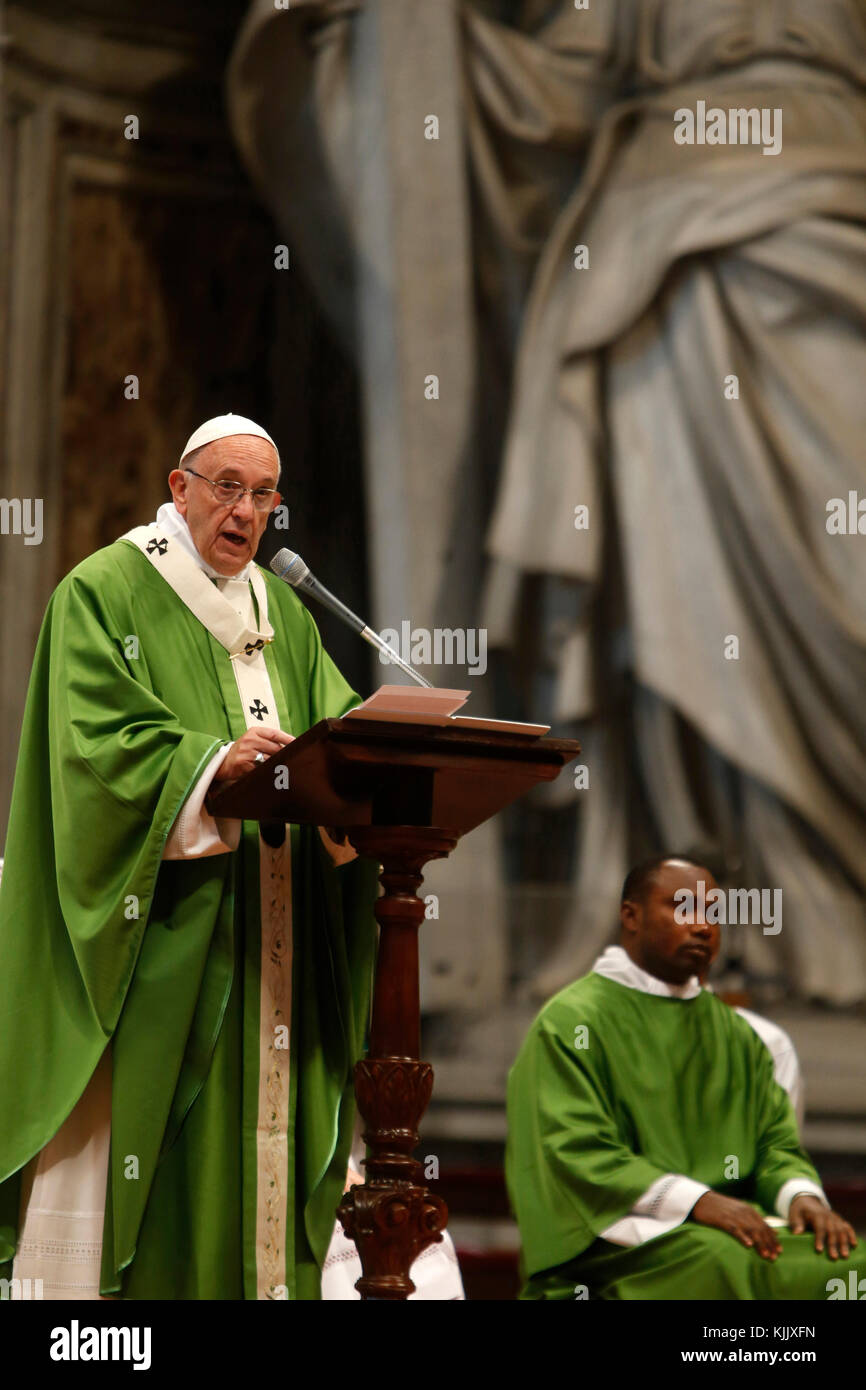 Papst Francesco feiern Gottesdienst im Petersdom, Rom. Italien. Stockfoto
