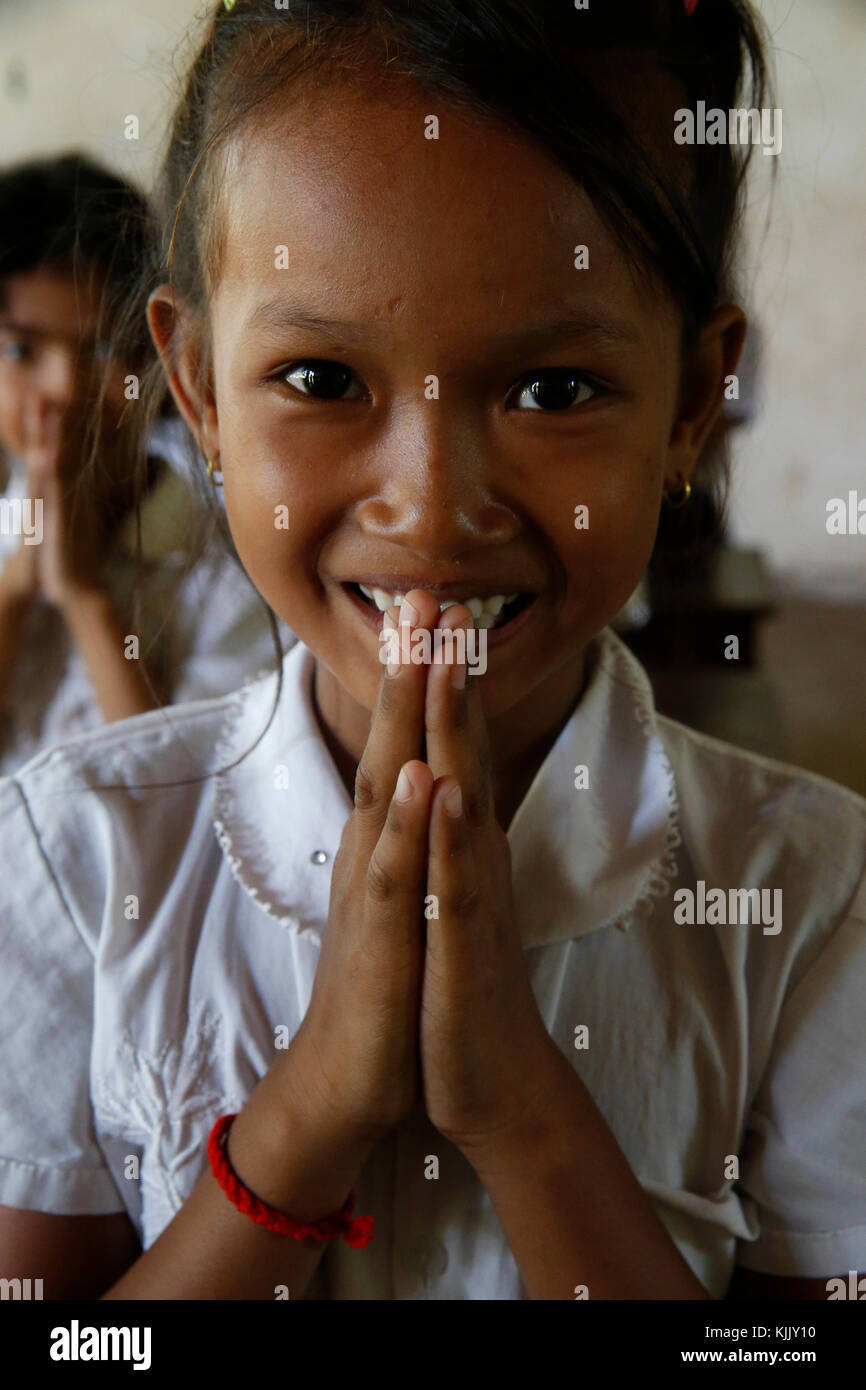 Kambodschanischen Schulmädchen salutierte. Battambang. Kambodscha. Stockfoto