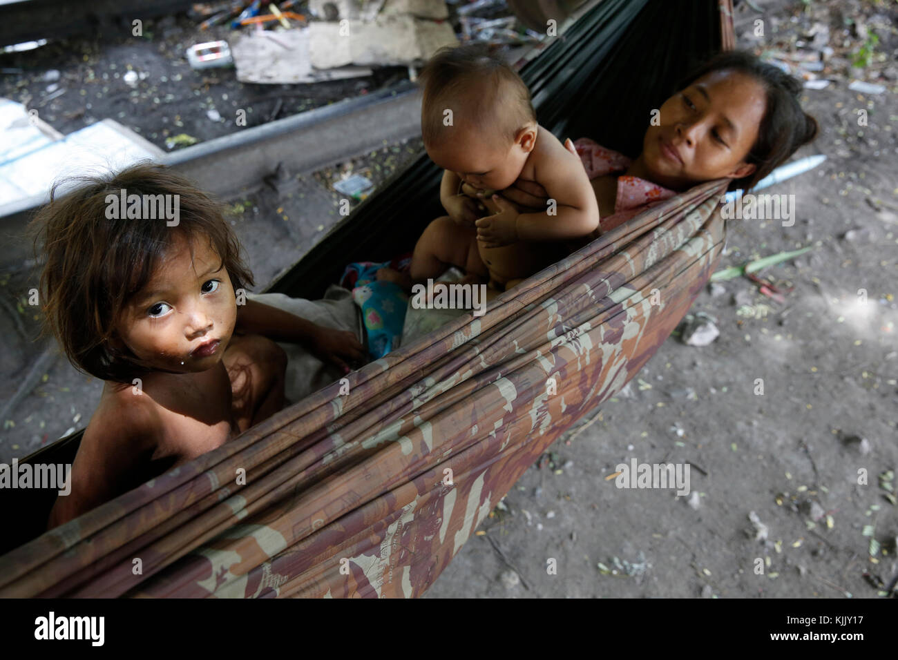 Mutter und Kinder leben in einem Elendsviertel. Battambang. Kambodscha. Stockfoto