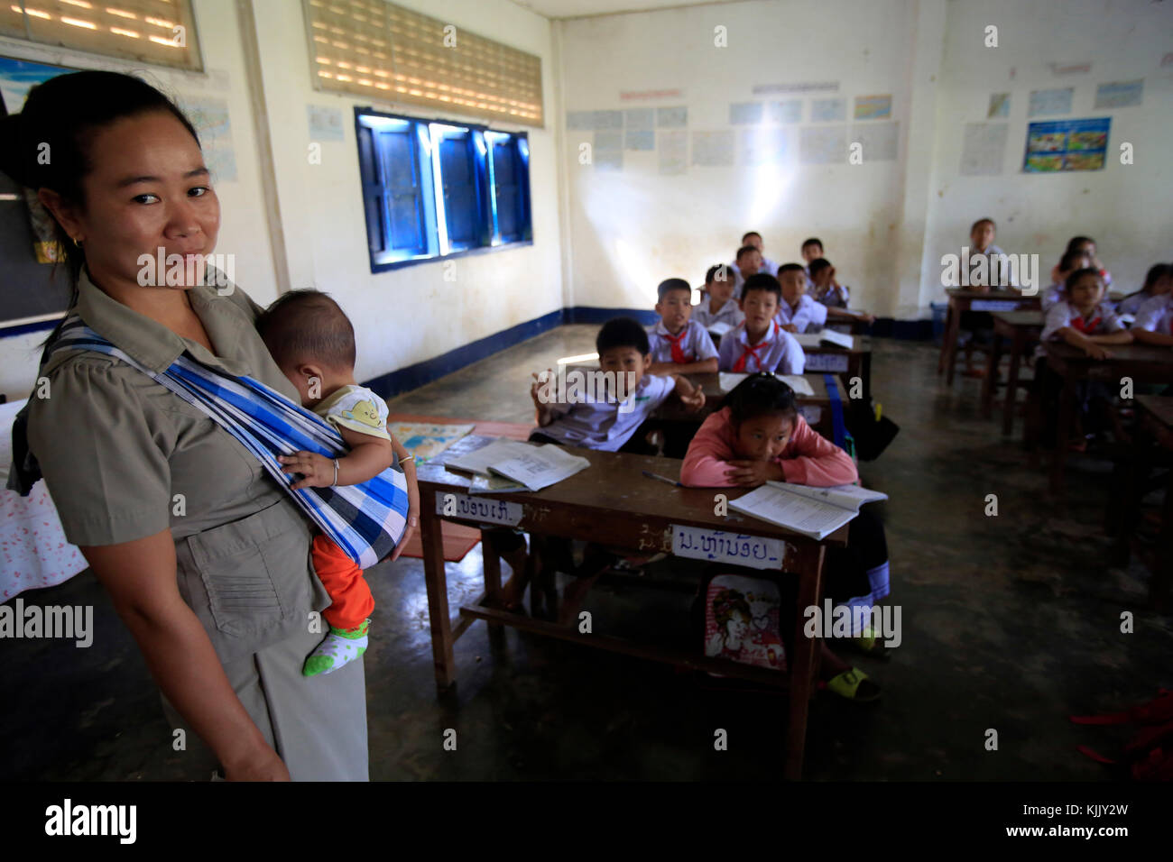 An der Volksschule. Klassenzimmer. Lehrer mit ihrem Baby. Laos. Stockfoto