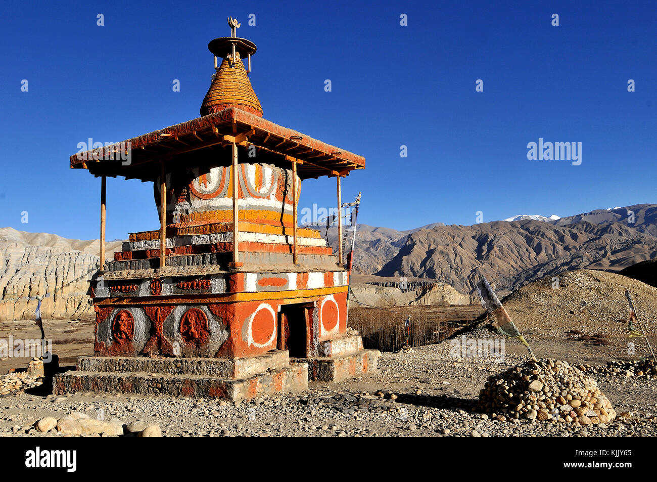 Stupa (chšrten) in der Nähe von Tsarang Dorf, Mustang. Nepal. Stockfoto